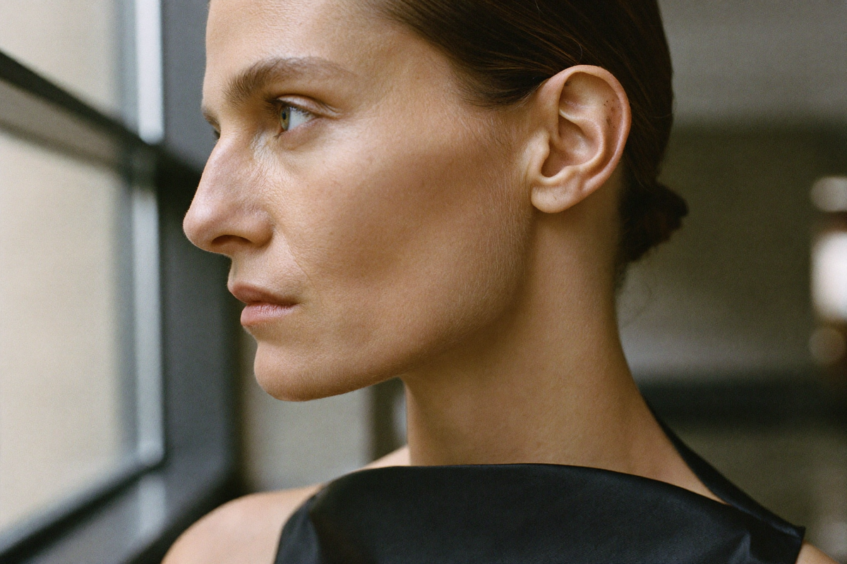 Editorial profile of a woman with smooth skin, AUTEUR encapsulated retinol journal